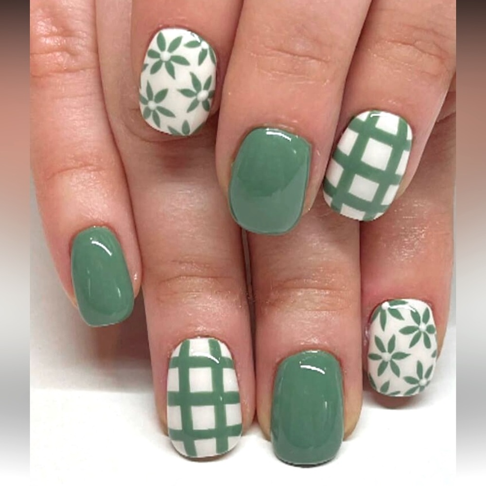 Sage Green & White Press On Nail Kit NEW 🏷️